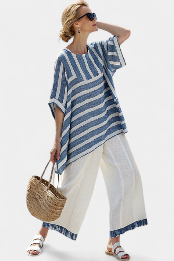 Elegant Mediterraneo Sæt i Linned med Blå Striber og Bukser med Kantfinish for et Frisk og Elegant Look
